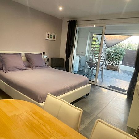 Plage A 400 M Studio Tout Confort Terrasse Clim Parking Hyeres Exterior photo