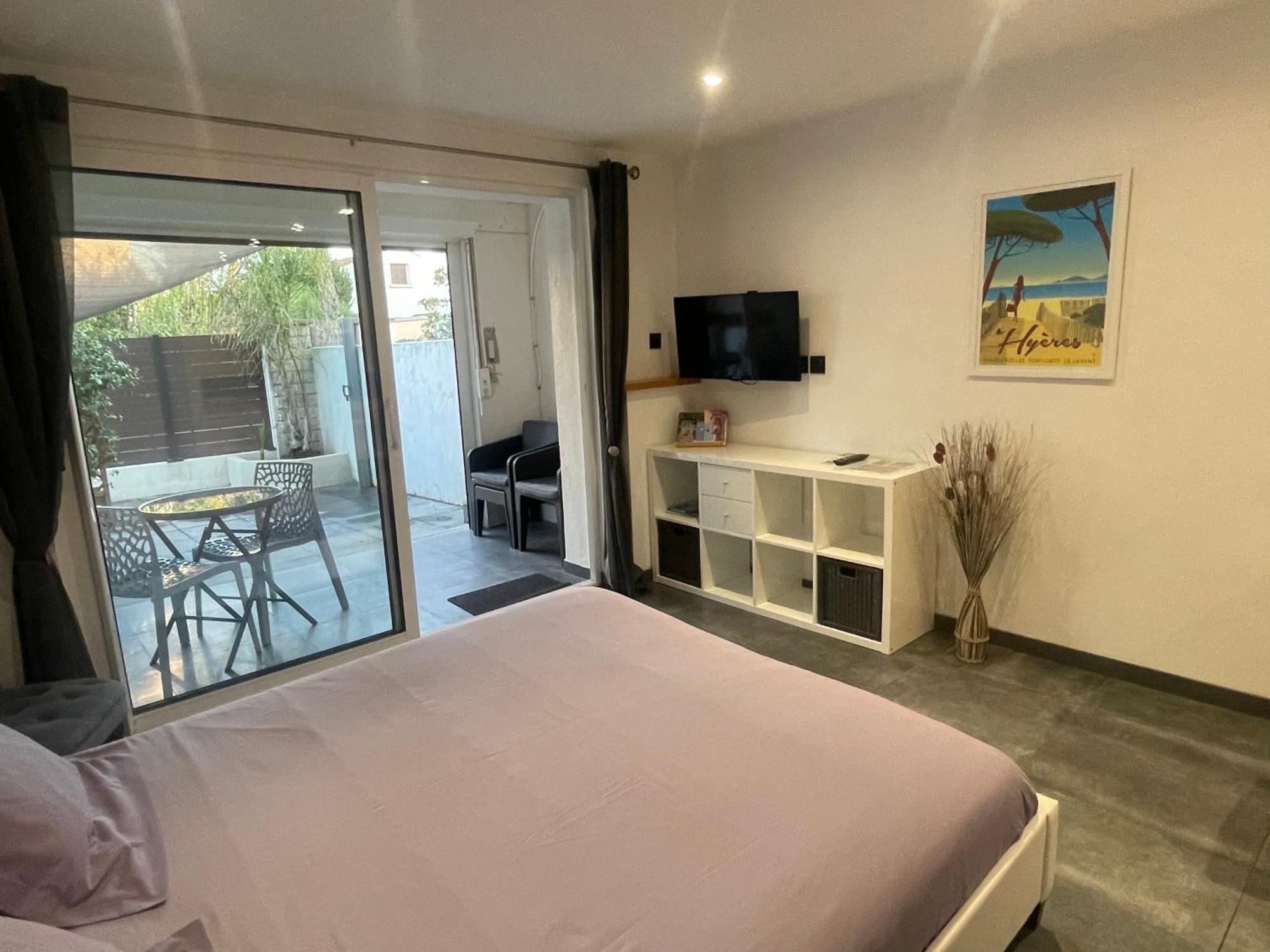 Plage A 400 M Studio Tout Confort Terrasse Clim Parking Hyeres Exterior photo